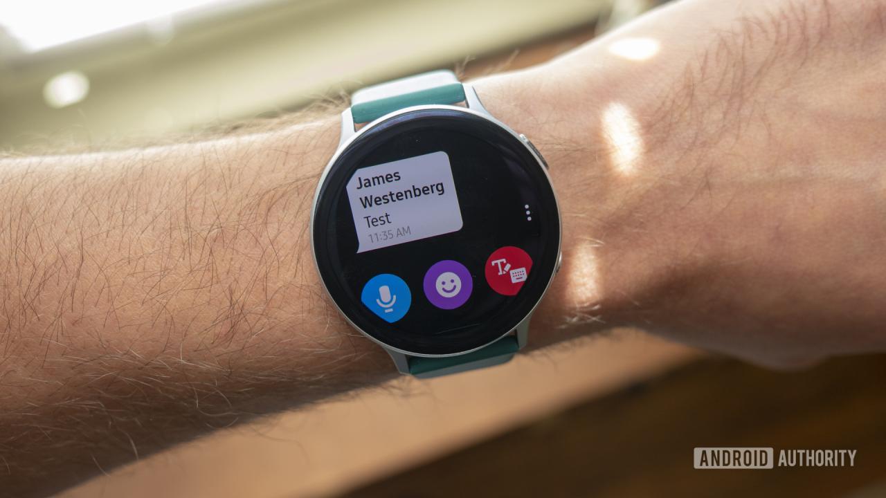 Un Samsung Galaxy Watch Active 2 muestra una notificación de texto del usuario.