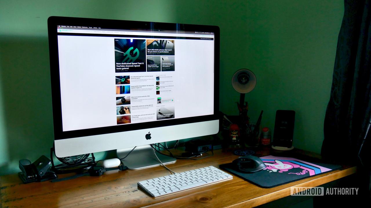 Un iMac de Apple en un escritorio